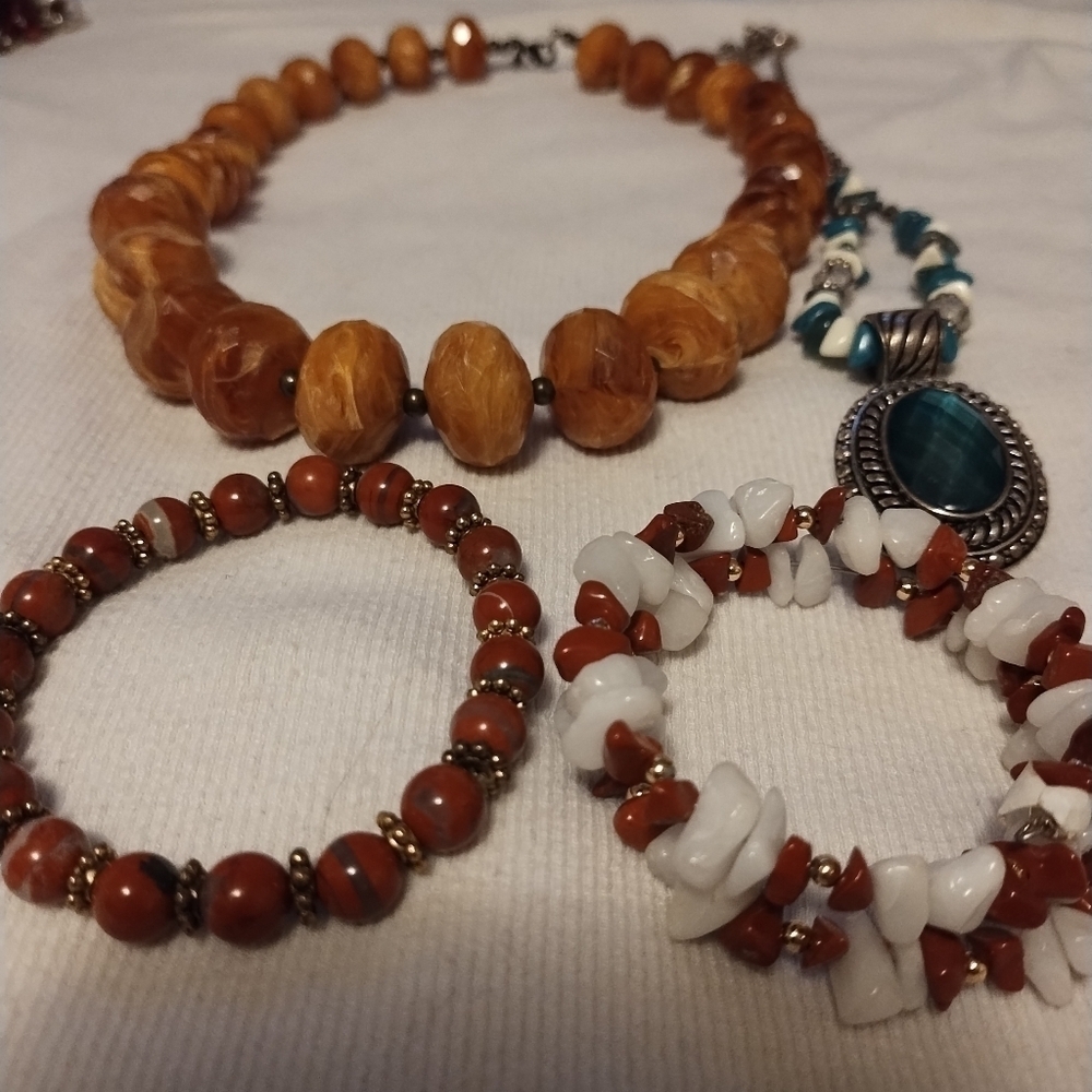 Vintage jewelry lot w/Avon necklaces